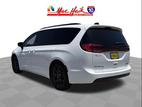 Used 2025 Chrysler Pacifica Limited FWD image 5