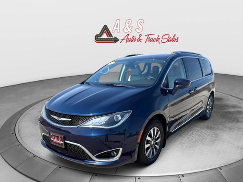 Used 2020 Chrysler Pacifica Touring-L Plus image 3