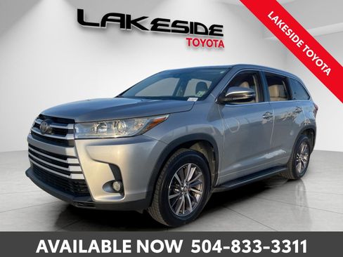 Used 2017 Toyota Highlander XLE image 2
