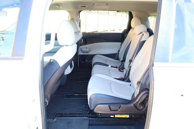 Used 2025 Kia Carnival EX FWD image 24