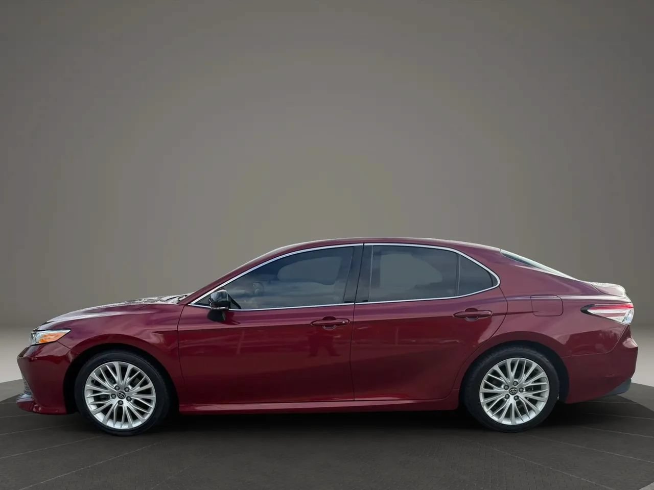 Used 2020 Toyota Camry XLE w/ Navigation Package FWD image 8