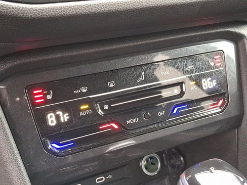 Used 2023 Volkswagen Tiguan SE image 16