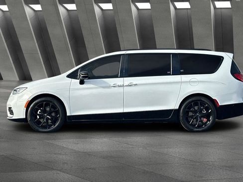 Used 2024 Chrysler Pacifica Limited w/ Uconnect Theater Family Group image 7