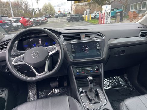 Used 2024 Volkswagen Tiguan SE AWD/4WD image 11