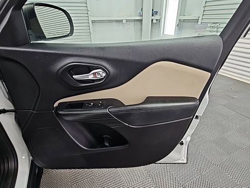 Used 2016 Jeep Cherokee Sport image 34