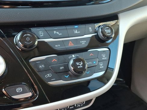 Used 2024 Chrysler Pacifica Touring-L FWD image 16