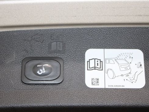 Used 2018 Ford Escape Titanium w/ Ford Safe & Smart Package FWD image 21