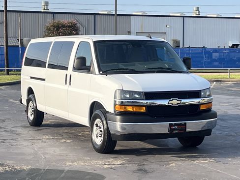 Used 2024 Chevrolet Express 3500 LT w/ LT Preferred Equipment Group RWD image 5