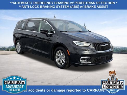 Used 2023 Chrysler Pacifica Touring-L image 7