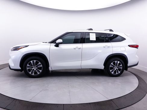 Used 2021 Toyota Highlander XLE AWD/4WD image 45