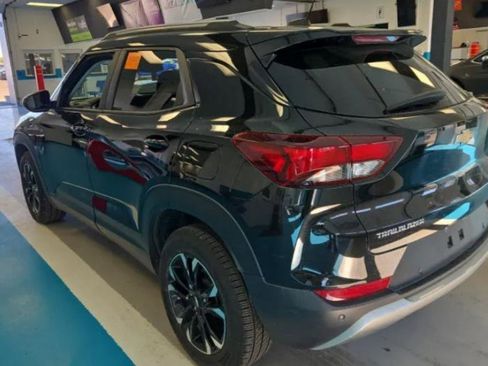 Used 2021 Chevrolet TrailBlazer LT w/ Convenience Package FWD image 2