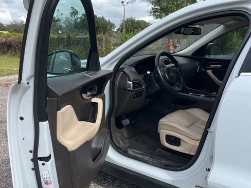 Used 2017 Jaguar F-PACE Prestige image 7