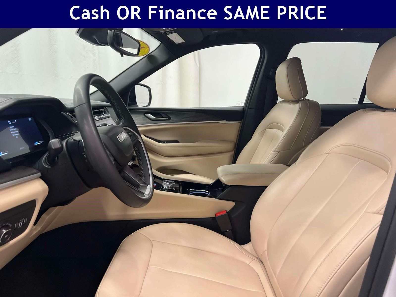 Used 2023 Jeep Grand Cherokee Limited w/ Black Appearance Package AWD/4WD image 17