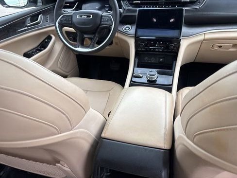 Used 2023 Jeep Grand Cherokee Limited w/ Luxury Tech Group II image 40