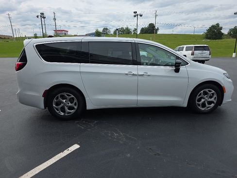 Used 2024 Chrysler Pacifica Limited FWD image 9
