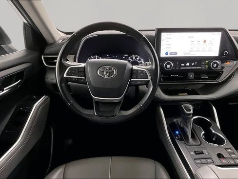 Used 2023 Toyota Highlander XLE AWD/4WD image 8