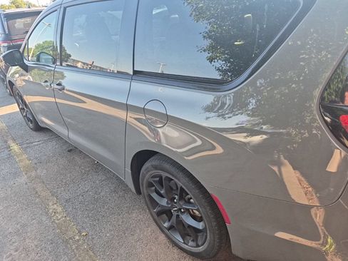 Used 2025 Chrysler Pacifica Limited FWD image 12