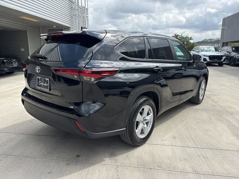 Used 2025 Toyota Highlander LE FWD image 6