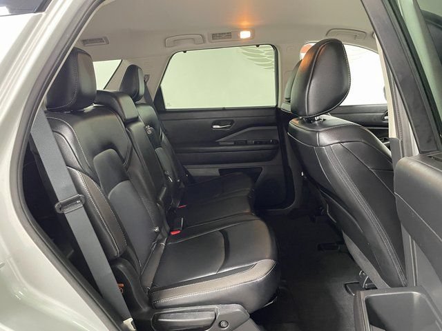 Used 2024 Nissan Pathfinder SL w/ Black Appearance Package AWD/4WD image 21