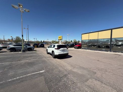 Used 2024 Nissan Rogue SV AWD/4WD image 15