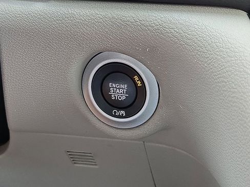 Used 2024 Chrysler Pacifica Touring-L FWD image 30