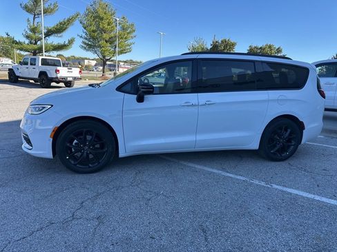 New 2026 Chrysler Pacifica Select image 16