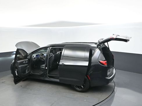 Used 2022 Chrysler Pacifica Touring-L w/ S Appearance Package image 2