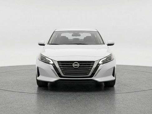 Used 2025 Nissan Altima 2.5 SV image 2