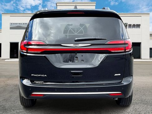 New 2026 Chrysler Pacifica Pinnacle image 4