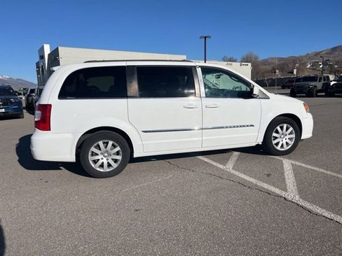 Used 2016 Chrysler Town & Country Touring image 2