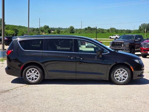 Used 2023 Chrysler Voyager LX FWD image 9