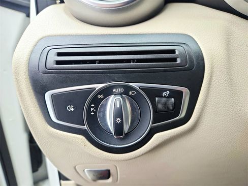 Used 2019 Mercedes-Benz GLC 300 4MATIC w/ Premium Package image 34