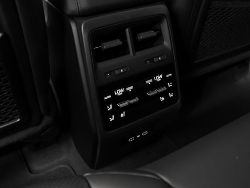 Certified 2025 Porsche Macan 4 Electric image 41