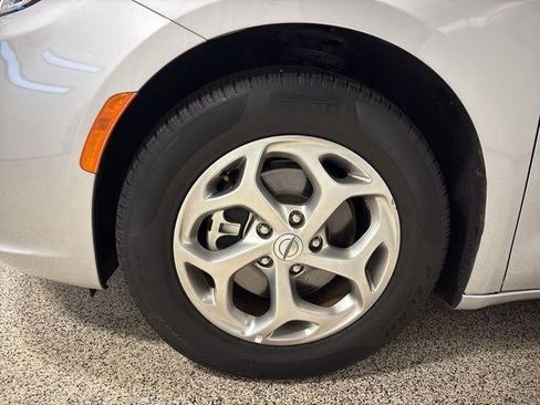 Used 2024 Chrysler Pacifica Limited image 36
