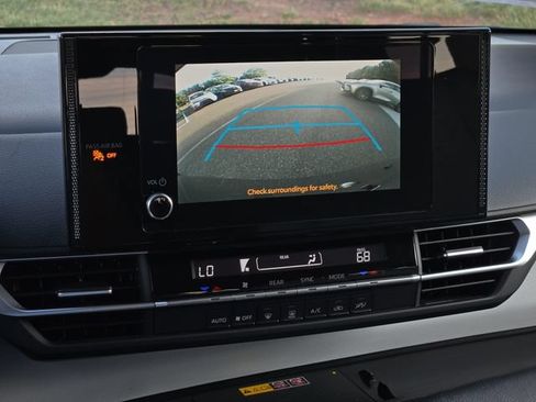 Certified 2025 Toyota Sienna LE FWD image 20