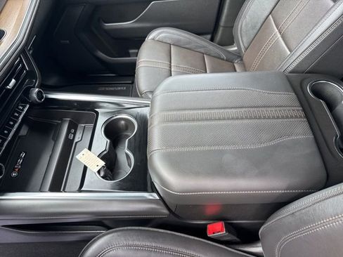 Used 2025 Chevrolet Tahoe High Country AWD/4WD image 18