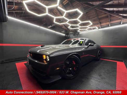 Used 2018 Dodge Challenger SRT Hellcat RWD image 2