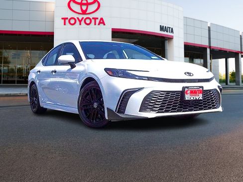 Certified 2025 Toyota Camry SE FWD image 1