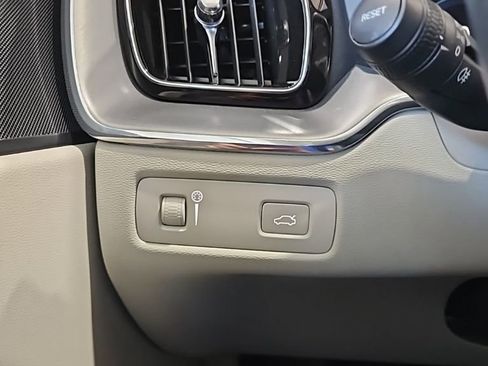 Used 2022 Volvo XC60 B5 Momentum image 37