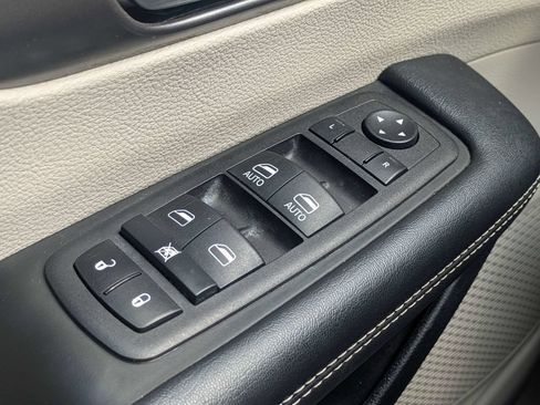 Used 2023 Chrysler Pacifica Touring-L FWD image 23
