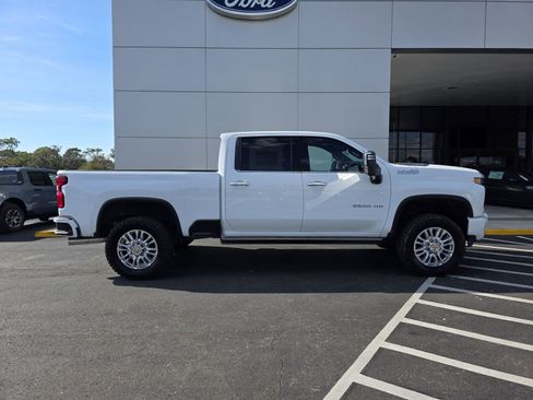 Used 2023 Chevrolet Silverado 3500 High Country AWD/4WD image 3