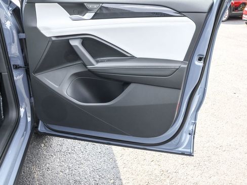 Used 2025 Volkswagen Tiguan SE image 37