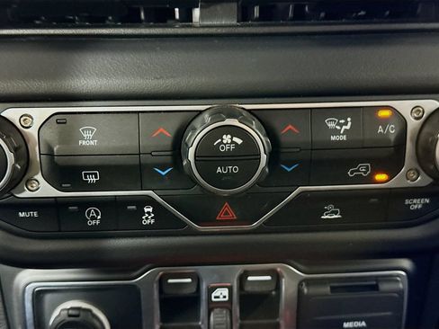 Used 2025 Jeep Wrangler Unlimited Rubicon AWD/4WD image 17