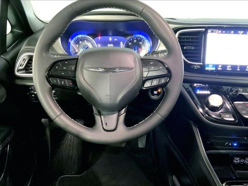 Used 2024 Chrysler Pacifica Limited w/ Uconnect Theater Family Group image 5