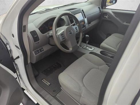 Used 2021 Nissan Frontier SV w/ Midnight Edition Floor Mats image 11