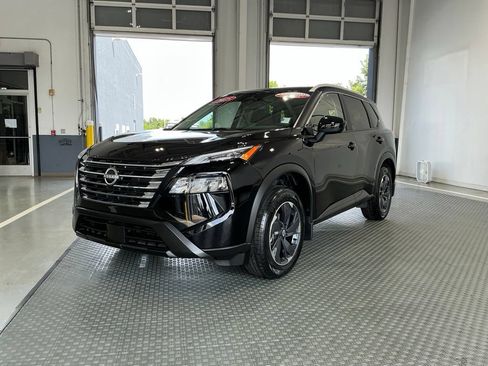 Used 2025 Nissan Rogue SV w/ SV Premium Package FWD image 2