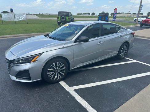 Used 2024 Nissan Altima 2.5 SV FWD image 9