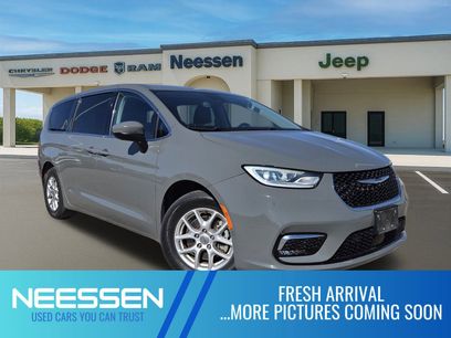 Used 2023 Chrysler Pacifica Touring-L w/ Uconnect Theater Family Group