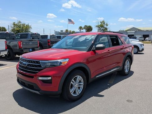 Used 2021 Ford Explorer XLT w/ Equipment Group 202A image 3