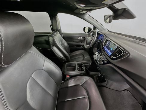 Used 2025 Chrysler Pacifica Select FWD image 28